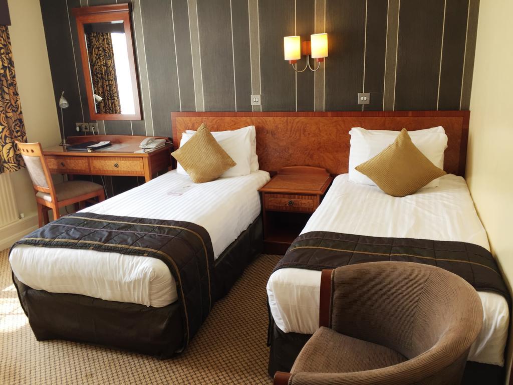 The Royal Chace Hotel เอนฟิลด์ ภายนอก รูปภาพ