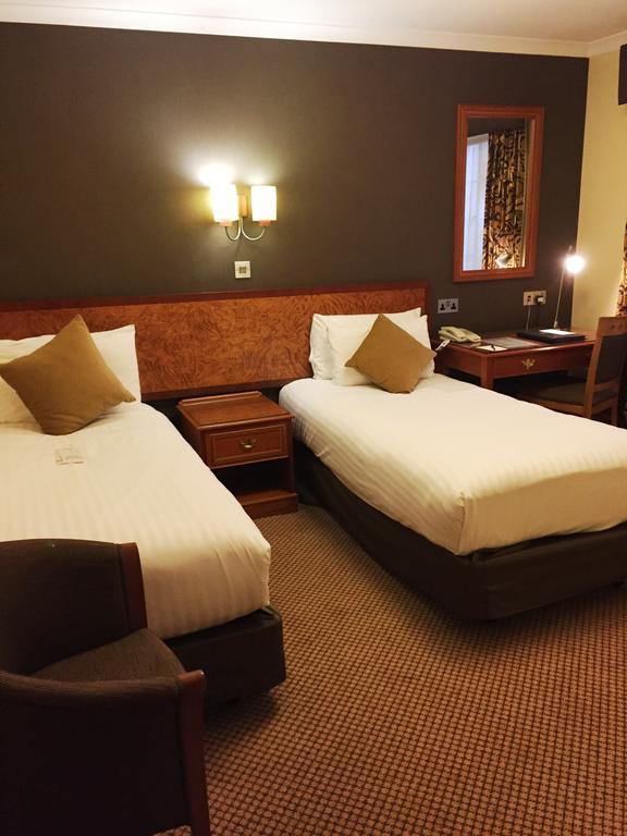 The Royal Chace Hotel เอนฟิลด์ ภายนอก รูปภาพ
