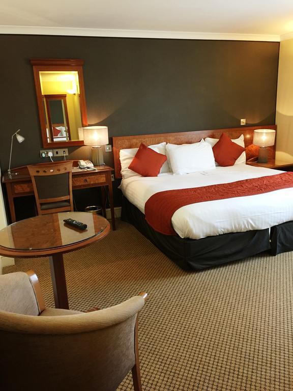 The Royal Chace Hotel เอนฟิลด์ ภายนอก รูปภาพ